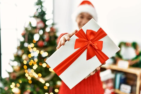 Jong Hispanic Vrouw Houden Geschenk Stand Door Kerstboom Thuis — Stockfoto