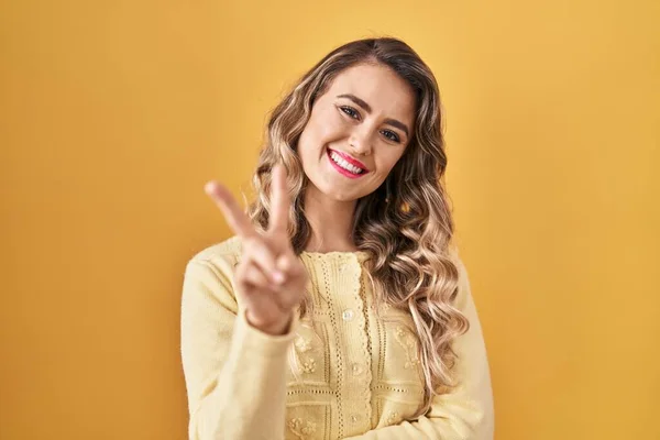 Jeune Femme Caucasienne Debout Sur Fond Jaune Souriant Regardant Caméra — Photo