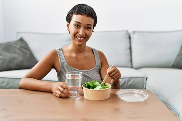 Young Hispanic Woman Smiling Confident Eating Salad Home — 스톡 사진
