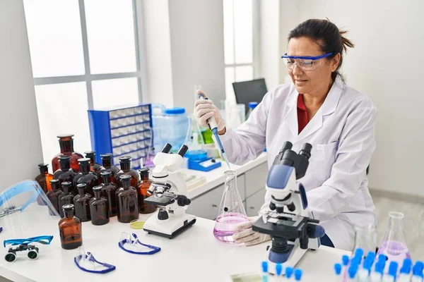 Middle Age Hispanic Woman Wearing Scientist Uniform Using Pipette Laboratory —  Fotos de Stock