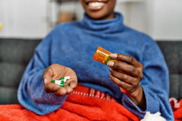 Африканська Американка Приймала Таблетки Сидячи Дивані Вдома — стокове фото