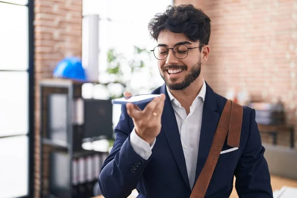 Ung Latinamerikan Man Företagare Talar Smartphone Kontoret — Stockfoto