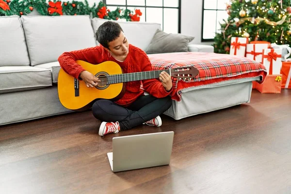 Young Hispanic Woman Having Online Guitar Class Sitting Christmas Tree — Foto de Stock