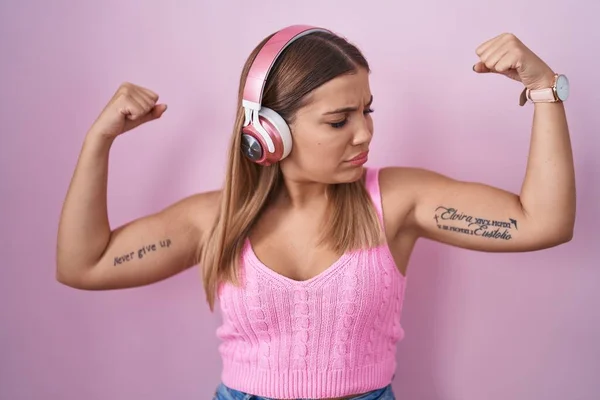 Jeune Femme Blonde Écoutant Musique Aide Écouteurs Montrant Les Muscles — Photo