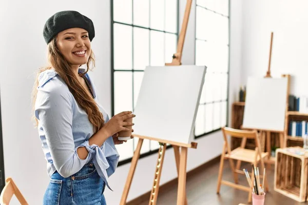 Joven Hermosa Artista Hispana Bebiendo Café Pie Estudio Arte — Foto de Stock