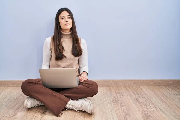 Mujer Morena Joven Que Trabaja Usando Ordenador Portátil Sentado Suelo —  Fotos de Stock