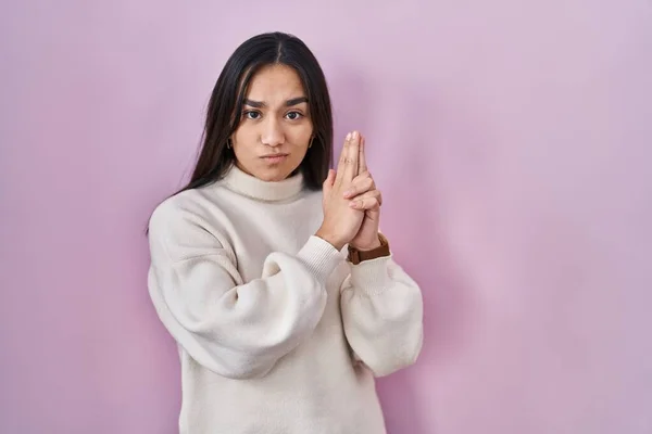 Pembe Arka Planda Duran Genç Güney Asyalı Kadın Sembolik Bir — Stok fotoğraf