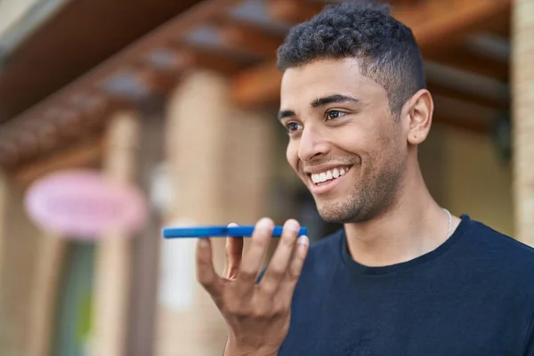 Afro Amerikalı Adam Gülümsüyor Kendine Güveniyor Akıllı Telefondan Konuşuyor — Stok fotoğraf