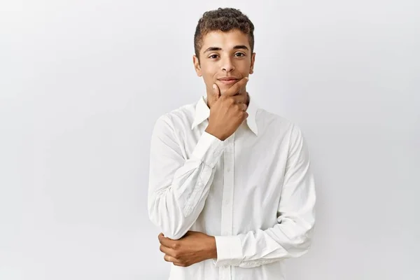 Homem Hispânico Bonito Jovem Sobre Fundo Isolado Olhando Confiante Para — Fotografia de Stock