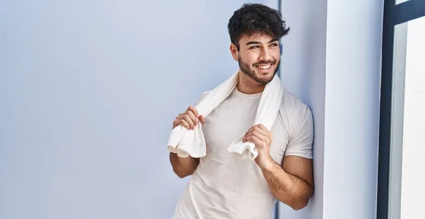 Młody Latynos Uśmiecha Się Pewnie Nosząc Ręcznik Centrum Sportowym — Zdjęcie stockowe