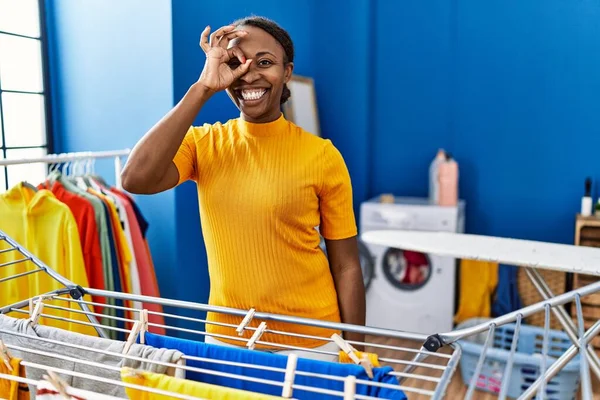 Afrikanerin Hängt Kleider Wäscheleine Lächelnd Glücklich Tut Zeichen Mit Hand — Stockfoto