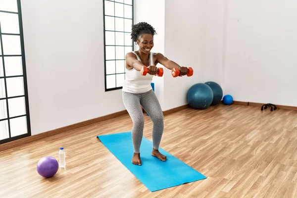 Mujer Afroamericana Sonriendo Confiada Usando Pesas Entrenando Centro Deportivo — Foto de Stock