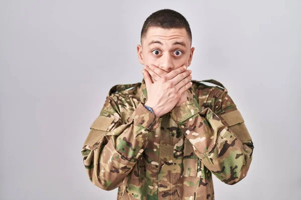 迷彩軍の制服を着た若い男が手で口を覆い誤ってショックを受けた 秘密の概念 — ストック写真