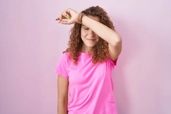 Young Caucasian Woman Standing Pink Background Covering Eyes Arm Looking — Stock Photo, Image