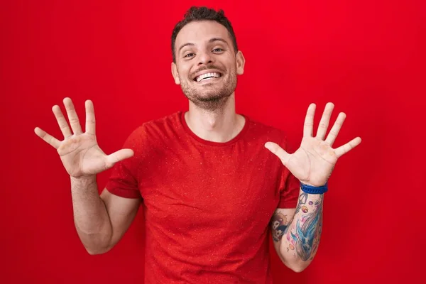 Young Hispanic Man Standing Red Background Showing Pointing Fingers Number — Stock Photo, Image