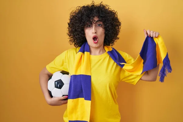 Junge Brünette Frau Mit Lockigem Haar Fußball Hooligan Hält Ball — Stockfoto