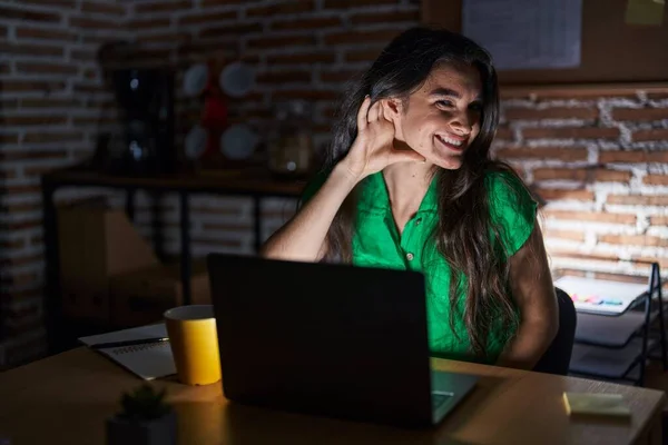 Young Teenager Girl Working Office Night Smiling Hand Ear Listening — Stockfoto