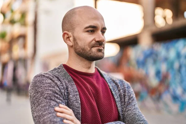 Jonge Man Met Serieuze Uitdrukking Armen Gekruist Gebaar Straat — Stockfoto