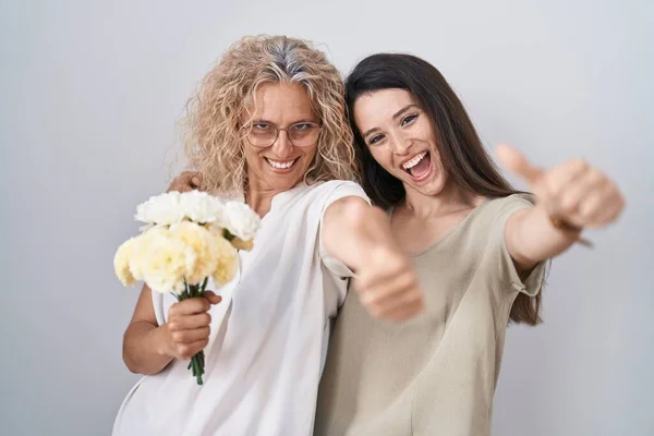 Matka Dcera Drží Kytici Bílých Květin Schvalují Pozitivní Gesto Rukou — Stock fotografie