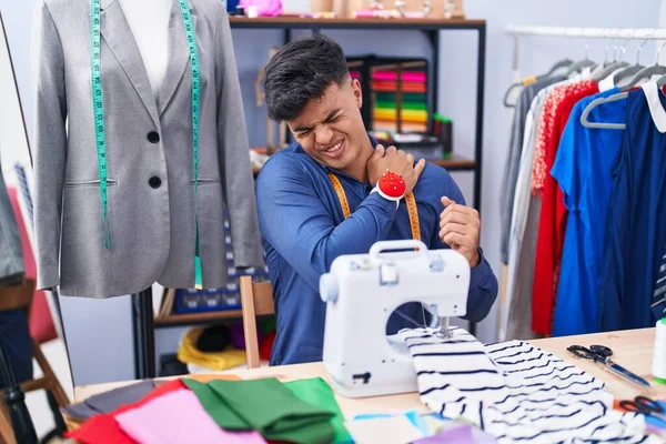 Jonge Spaanse Man Maat Gestresst Met Behulp Van Naaimachine Kledingfabriek — Stockfoto