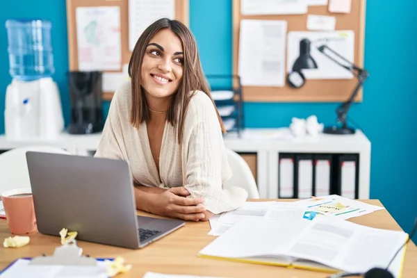 Junge Schöne Hispanische Geschäftsfrau Lächelt Selbstbewusst Tisch Büro — Stockfoto