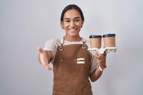 Mujer Hispana Joven Con Delantal Camarera Profesional Sosteniendo Café Sonriente —  Fotos de Stock