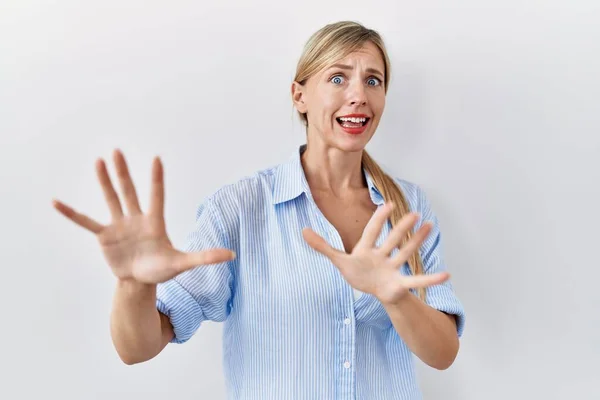 Mulher Loira Bonita Sobre Fundo Branco Com Medo Aterrorizada Com — Fotografia de Stock