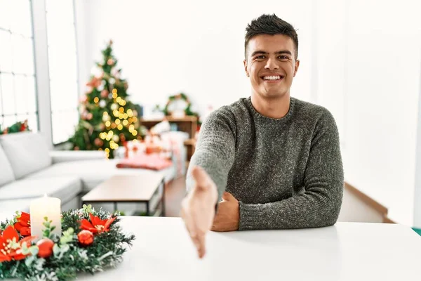 Молодий Іспаномовний Чоловік Сидить Столі Різдвяної Ялинки Усміхаючись Дружній Пропонуючи — стокове фото