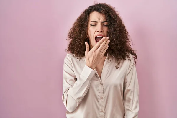 Pembe Arka Planda Duran Kıvırcık Saçlı Spanyol Kadın Ağzıyla Ağzını — Stok fotoğraf
