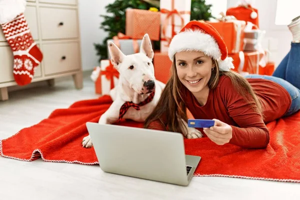 Young Caucasian Woman Holding Credit Card Lying Dog Christmas Tree — Stok fotoğraf