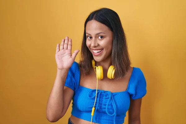 Hispanic Young Woman Standing Yellow Background Waiving Saying Hello Happy — 图库照片