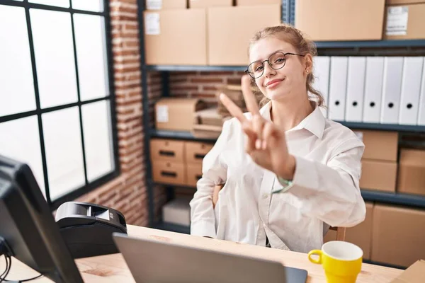 Young Caucasian Woman Working Small Business Ecommerce Using Laptop Smiling — Stock Photo, Image