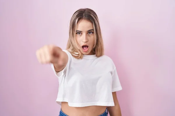 Young Blonde Woman Standing Pink Background Pointing Finger Surprised Ahead — Stockfoto