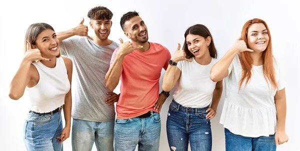 Een Groep Jonge Vrienden Die Samen Staan Geïsoleerde Achtergrond Glimlachend — Stockfoto