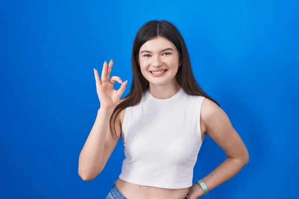 Junge Kaukasische Frau Die Vor Blauem Hintergrund Steht Und Positiv — Stockfoto