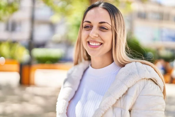 Mujer Joven Sonriendo Confiada Pie Parque —  Fotos de Stock