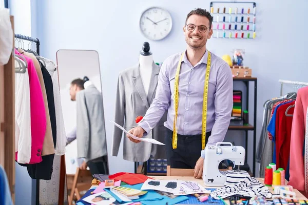 Jonge Spaanse Man Maat Glimlachend Zelfverzekerd Uitziend Kledingontwerp Bij Tailor — Stockfoto
