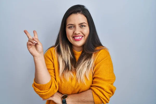 Jonge Spaanse Vrouw Die Een Geïsoleerde Achtergrond Staat Glimlachen Met — Stockfoto