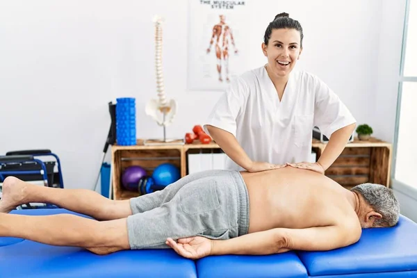 Fysioterapeut Och Patient Ler Tryggt Att Rehab Session Kliniken — Stockfoto