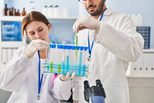 Man Vrouw Wetenschapper Partners Die Reageerbuizen Het Laboratorium — Stockfoto