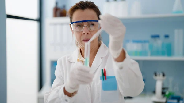 Middelbare Leeftijd Spaanse Vrouw Dragen Wetenschapper Uniform Werken Laboratorium — Stockfoto