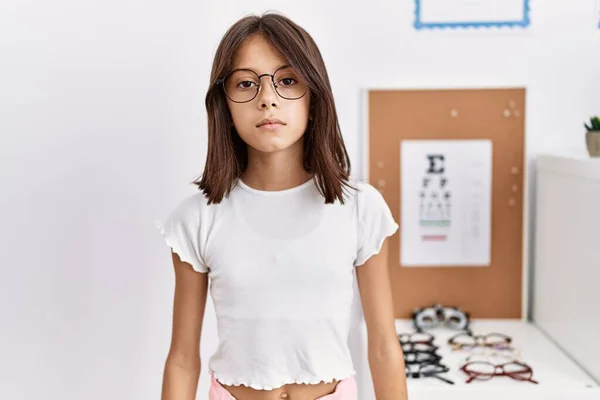 Menina Hispânica Jovem Usando Óculos Relaxado Com Expressão Séria Rosto — Fotografia de Stock