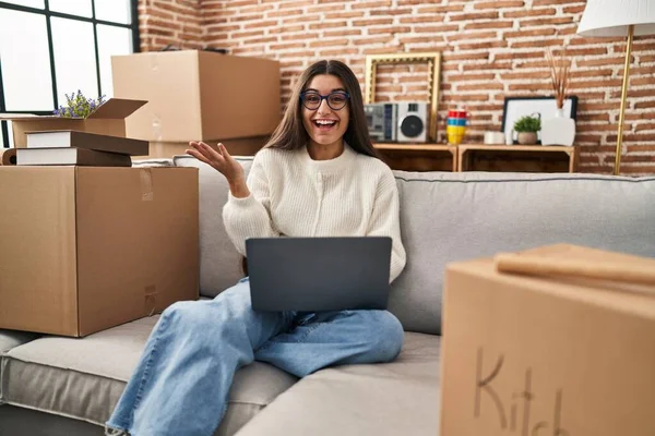 Jovem Hispânica Sentada Sofá Nova Casa Usando Laptop Sorrindo Alegre — Fotografia de Stock