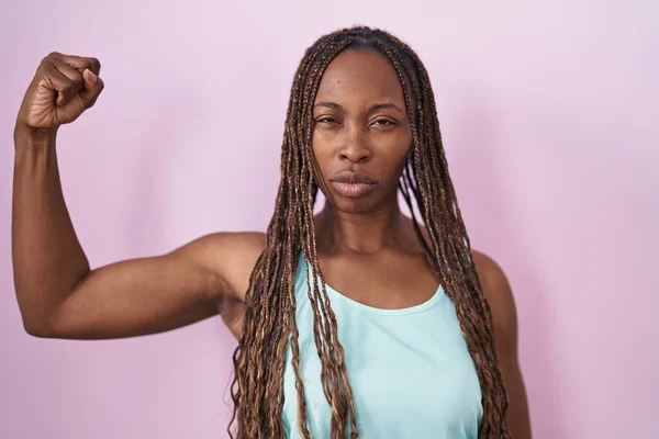 Afroamerikansk Kvinna Står Över Rosa Bakgrund Stark Person Visar Arm — Stockfoto