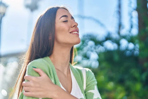 Jovem Bela Mulher Hispânica Sorrindo Confiante Abraçando Parque — Fotografia de Stock