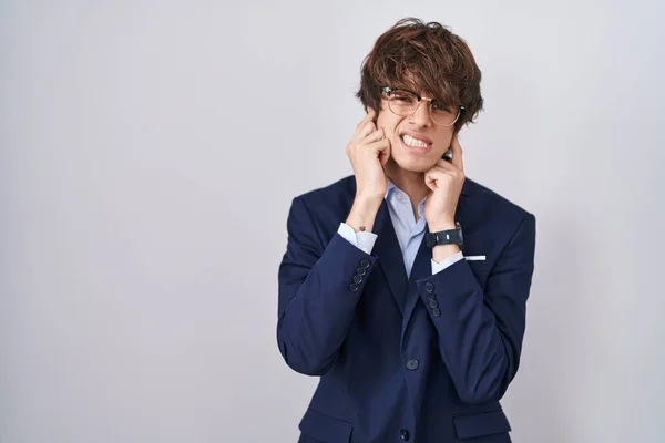 Hispánský Byznys Mladý Muž Brýlemi Zakrývajícími Uši Prsty Otráveným Výrazem — Stock fotografie