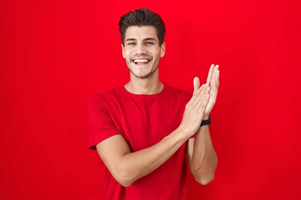 Jonge Spaanse Man Die Rode Achtergrond Staat Klappen Applaudisseren Gelukkig — Stockfoto