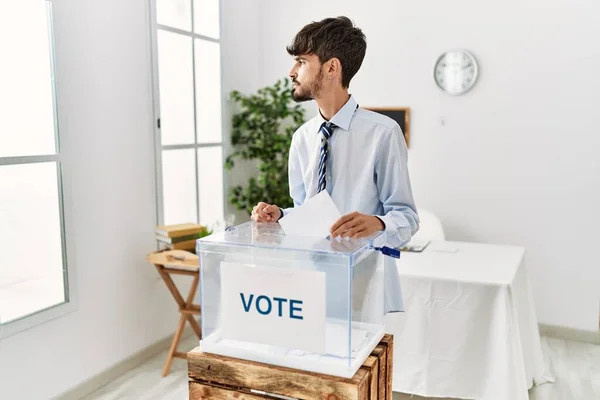 Hombre Hispano Con Barba Votando Poniendo Sobre Urnas Mirando Costado —  Fotos de Stock