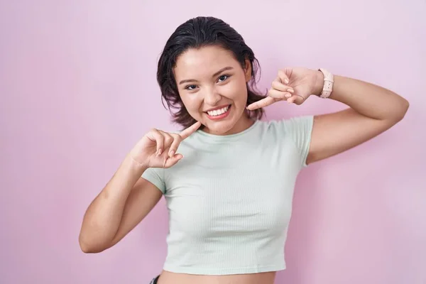 Hispanic Young Woman Standing Pink Background Smiling Cheerful Showing Pointing — Stockfoto