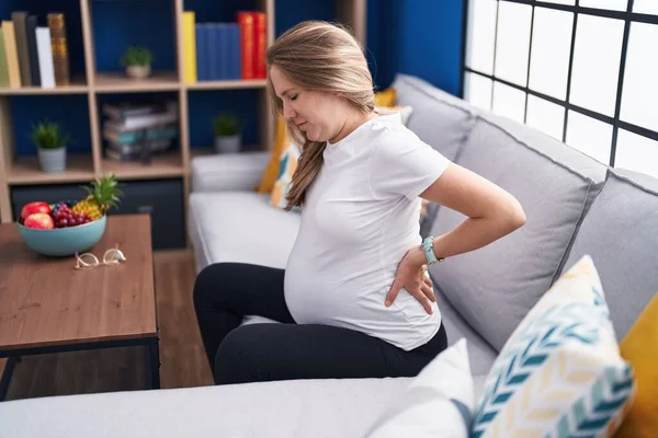 Junge Schwangere Leidet Unter Rückenschmerzen Wenn Sie Hause Auf Dem — Stockfoto